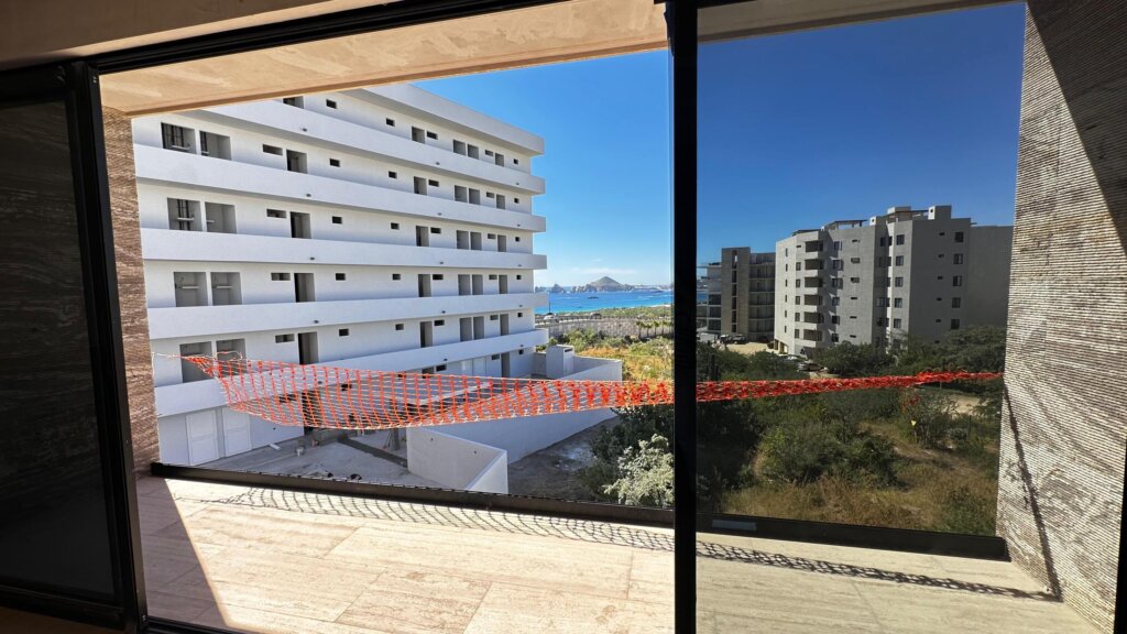 Los Cabos Altamar Torre Altamar es un desarrollo exclusivo en Cabo San Lucas con vistas espectaculares al Arco. Ofrece departamentos de 2 recámaras y 2 baños con acabados modernos. Sus amenidades incluyen gimnasio, coworking, elevador, estacionamiento y un roof garden con alberca infinita y área de grill, ideal para disfrutar atardeceres únicos.Torre Altamar is an exclusive development in Cabo San Lucas with spectacular – 12 LOTE MZA 2 ZONA 1, Cabo Corridor, BS