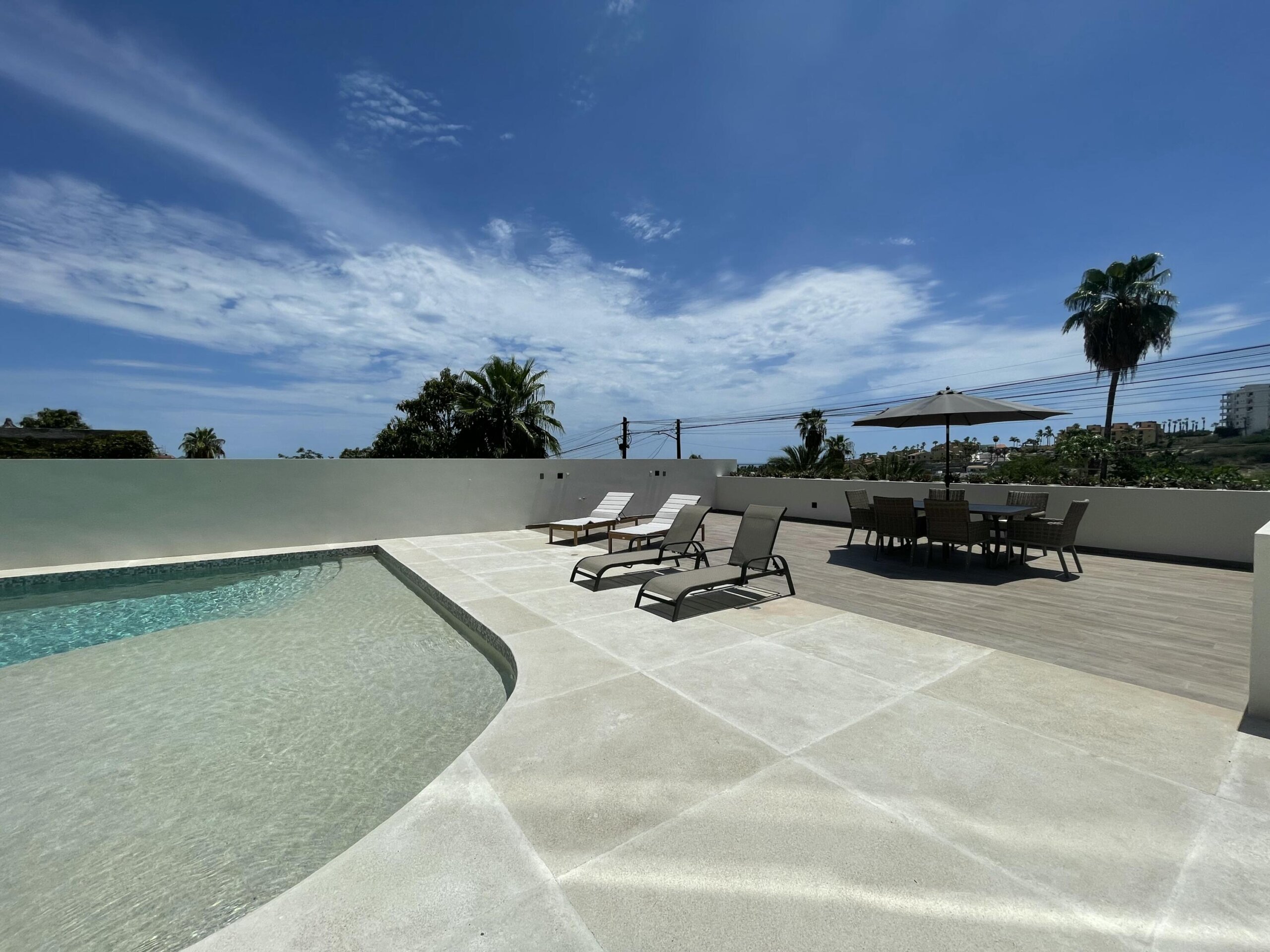 Los Cabos Centro-Sjd 100% Completed and BRAND NEW!! Experience refined living in the heart of San José, walking distance to everything!! Be part of this exclusive boutique community of only 13 units. Elegant 2B +2B condo, offering elevated design, luxury finishes, and effortless comfort. ✨🏝️ Indulge in thoughtfully curated amenities: a heated pool 🏊♂️, stunning rooftop with panoramic ocean for sale