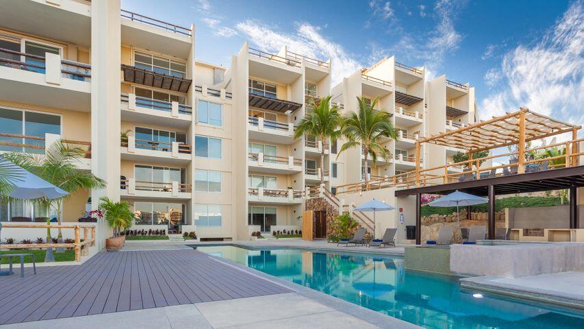 Los Cabos Mirador Discover this contemporary 3-bedroom condo, perfectly situated in the heart of San José del Cabo. Boasting a modern design with functional spaces, high ceilings, and two large private terraces, this unit offers an exceptional living experience. Residents enjoy premium amenities including a lap swimming pool, a relaxing jacuzzi, a fully-equipped gym, and lush, tropical landscaping. With an excellent rental history and an unbeatable central location, this property is a prime investment opportunity. – 702 Paseo Las Misiones, San Jose del Cabo, BS
