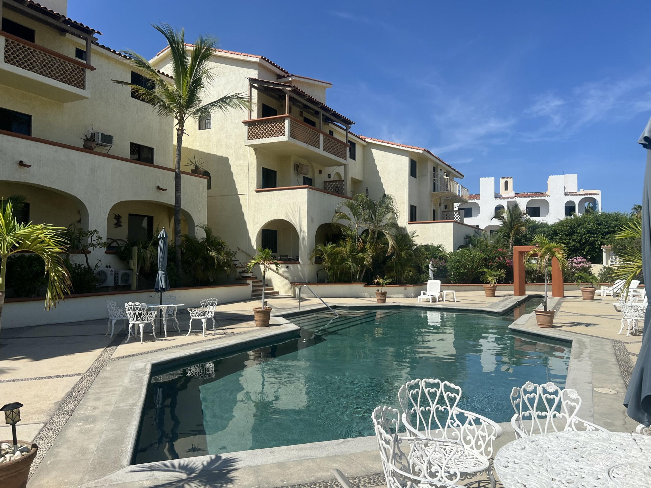Los Cabos Aloha Live at this must see condo made for a every day relax lifestyle.Located in the hotel zone of San José del Cabo you will have access to the amazing Ocampo beach, restaurants, bars, malls, parks and markets at just a few steps. for sale