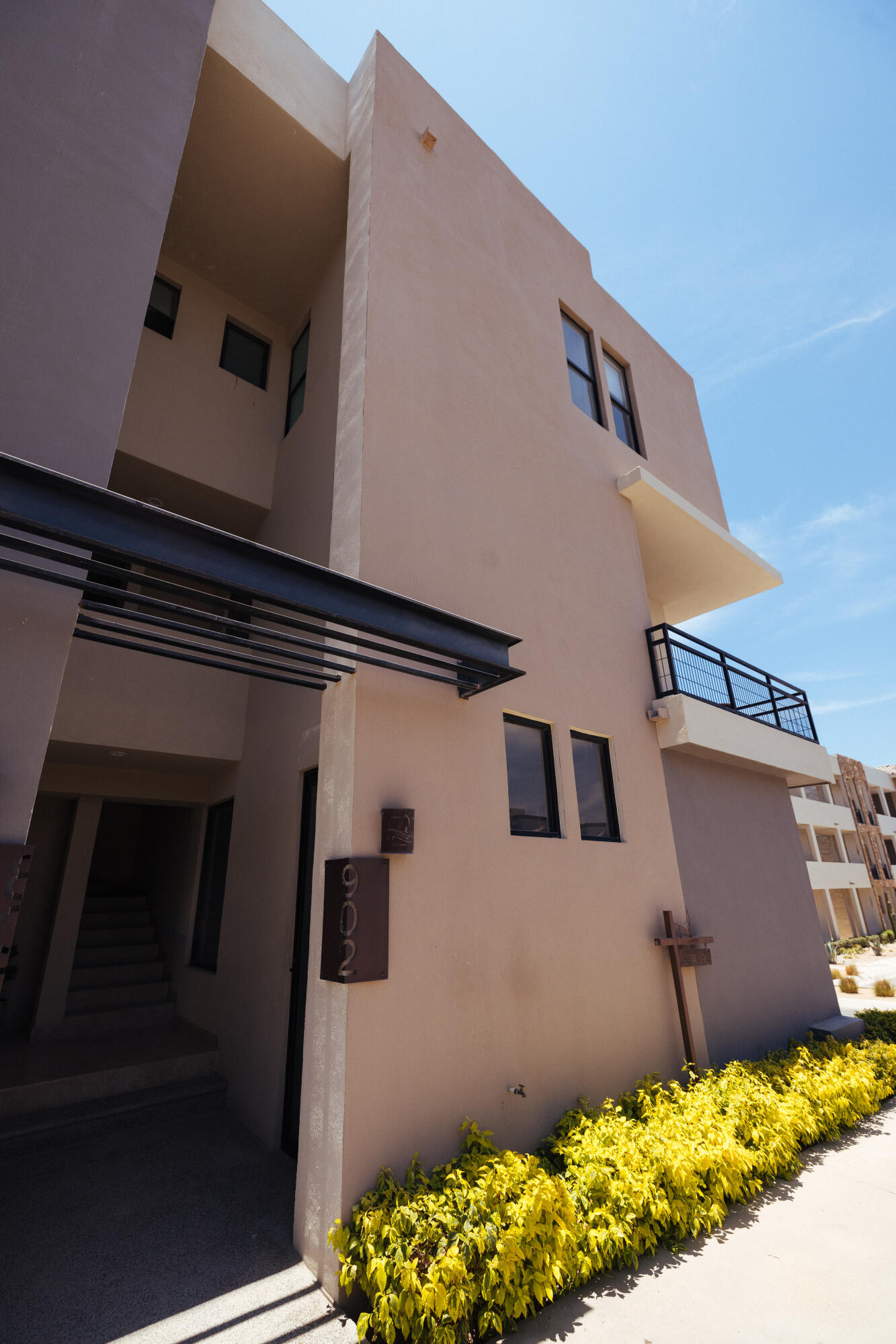 Los Cabos Camino Del Mar Beautiful Townhome - This Townhome in Camino del Mar, El Tezal, offers unmatched value. Enjoy modern interiors, a rooftop terrace with iconic for sale