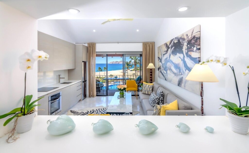 Los Cabos Casa Del Mar New York style pied-a-terre Penthouse, a one-of-a-kind beachfront living experience.This exquisitely remodeled and custom-designed corner honeymoon suite features soaring ceilings and is filled with natural light, offering paramount – Casa del Mar Villa Ballena, San Jose Corridor, BS