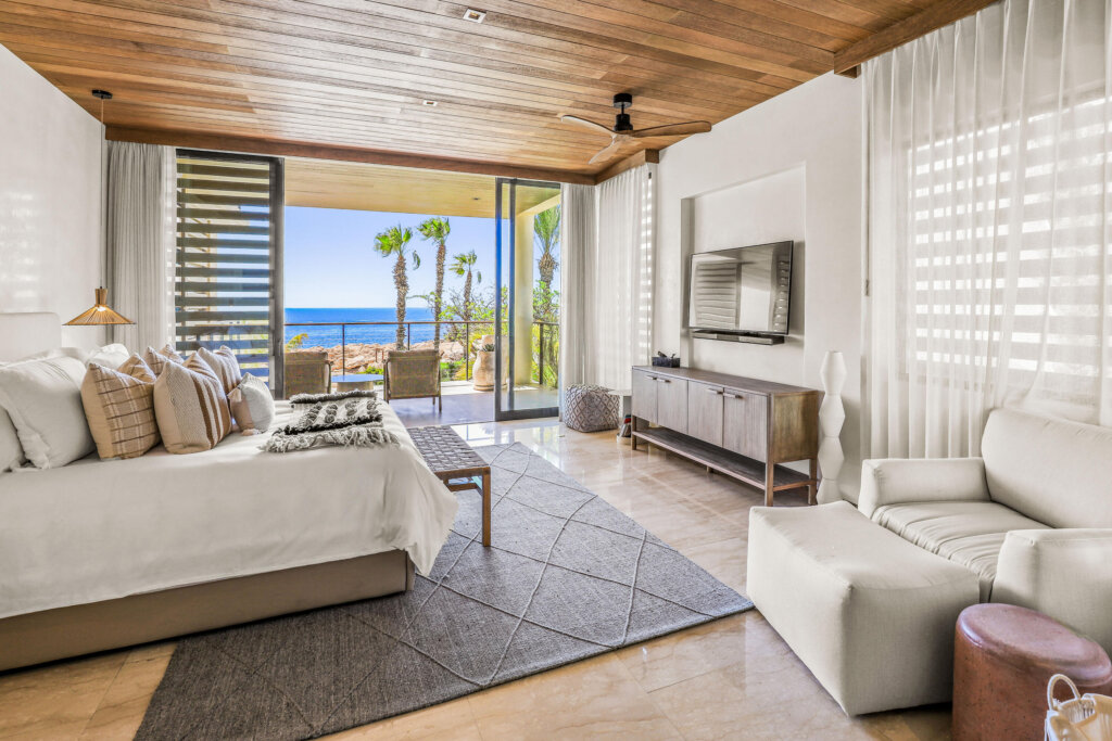 Los Cabos Chileno Bay OCEANFRONT!!! One of only a few truly oceanfront villas located within the prestigious Auberge Chileno Bay Resort. **Membership to the Discovery Chileno Bay Golf and Beach Club is available for purchase upon approval. Spectacular sunrise and moonrise – Concha 2 KM 15 Carr. Transpeninsular, Cabo Corridor, BS