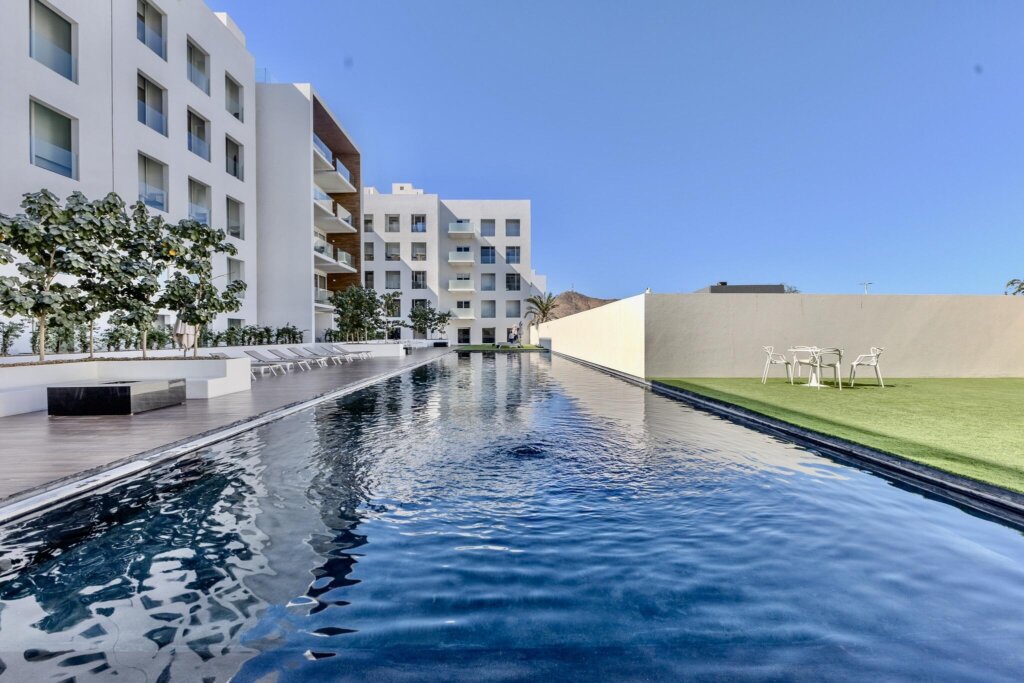 Los Cabos Marea Los Cabos Discover this exceptional investment opportunity in Cabo San Lucas: a fully furnished, TURNKEY apartment just minutes from the beach and close to restaurants, shopping centers, the marina, activities, and entertainment. Featuring a modern design, high-end finishes, private balcony, and bright, open spaces, this property offers the perfect combination of comfort, style, and prime location. Situated in a development with a swimming pool, gym, social areas, parking, and 24/7 security, it's ideal for both personal use and short- or long-term rentals. Located in a high-growth, high-demand area, you can maximize your returns in one of the most sought-after tourist destinations in Mexico. More than just a home—it's a smart investment in paradise! – Fragata, Cabo San Lucas, Cabo San Lucas, BS