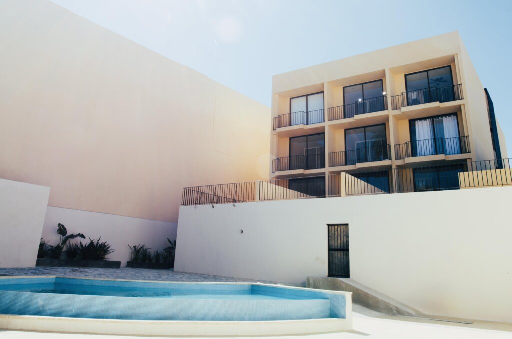 Los Cabos Centro Unidad 4 en I Loft, a solo tres cuadras de la Marina de Cabo San Lucas. Cuenta con 1 recámara, 1 baño completo, cocina integral y terraza ideal para instalar pérgola o jacuzzi. El desarrollo ofrece elevador, alberca y recepción, una excelente opción para vivir o invertir.Unit 4 at I Loft, just three blocks from the Cabo Marina. It features 1 bedroom, 1 full bathroom, a full kitchen and a terrace perfect for a pergola or jacuzzi. The building offers an elevator, pool and reception area, ideal for living or investment. – I LOFT, Cabo San Lucas, BS