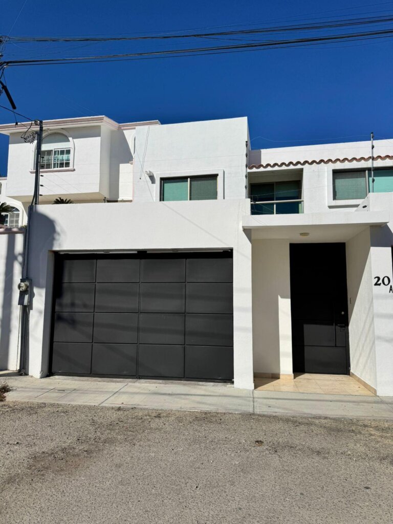 Los Cabos Magisterial Este Hermoso Condo combina amplitud, iluminación natural y acabados de calidad en una de las zonas más cómodas y prácticas para vivir , con cochera para dos autos y portón eléctrico. Cuenta con sala, comedor y cocina amplia con barra de granito. Los baños están renovados con canceles de vidrio, regaderas tipo lluvia y acabados modernos. Pisos de mármol, buena ventilación y excelente distribución. Lista para habitar o invertir, en una zona cómoda y céntrica. – Jarilla 20, San Jose del Cabo, BS