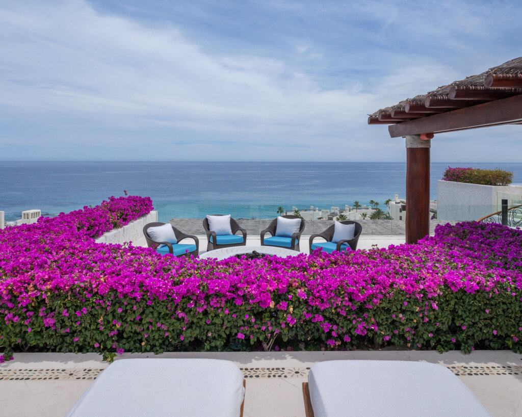 Los Cabos Las Ventanas Ultra-Luxury Penthouse with unmatched elegance at Las Ventanas. Experience the epitome of luxury living in this stunning 3 bdr, 3 & 2 1/2 baths, atop the prestigious Las Ventanas resort. Boasting an expansive 3,600 sq. ft. of A/C space with an additional 4,000 sq. ft. rooftop deck, this residence redefines grandeur. Breathtaking – Km 19.5 Carr. Transpeninsular, San Jose Corridor, BS