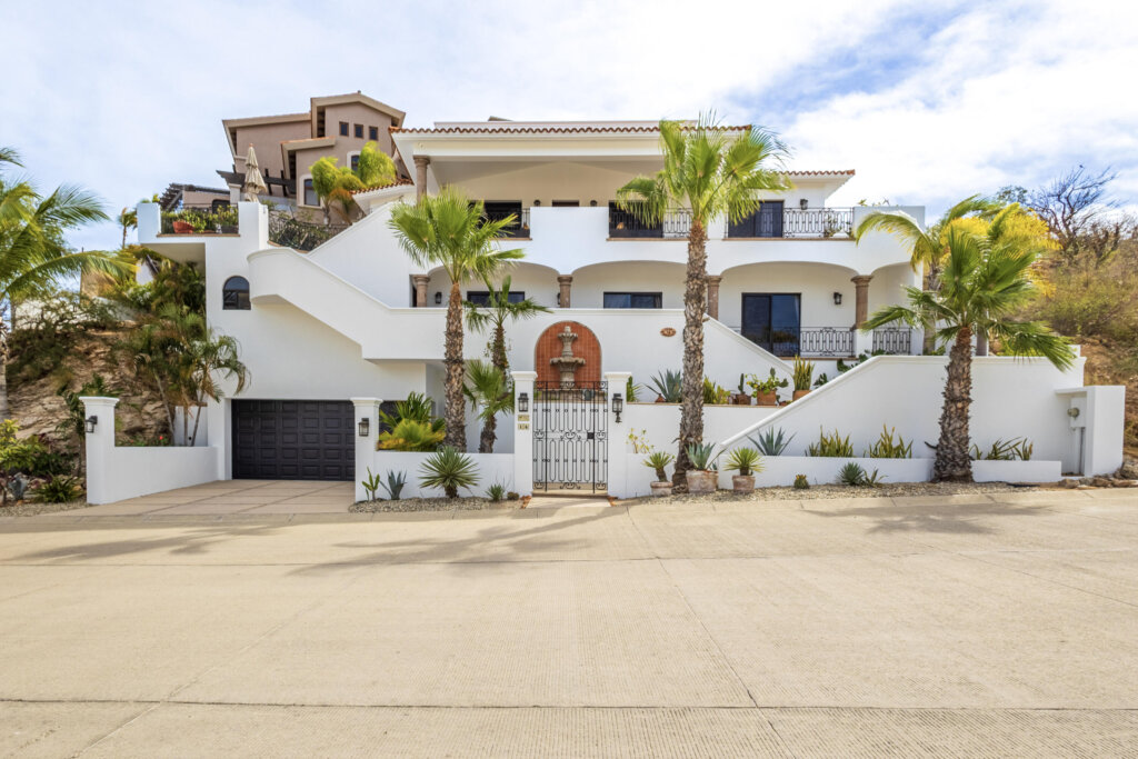 Los Cabos Csl C/Club Golf This Village offers that little bit of something special for everyone, or a whole lot of special.our spectacular development as the best location is a new state-of-the-art club house including Pool and so much more.Simply put... impecable standards with an unparalleled lifestyle.This villa offers comfort and elegance, featuring luxurious finishes, a fully equipped kitchen with granite countertops, spacious living spaces, and beautiful bathrooms with walk-in closets, terraces, and much more. This villa offers privacy and tranquility.Make sure to pack your sunglasses and sun screen as the Country Club Cabo San Lucas will deliver when it comes to the weather. This – Los Valles 14, Club Campestre, San Jose del Cabo, BS