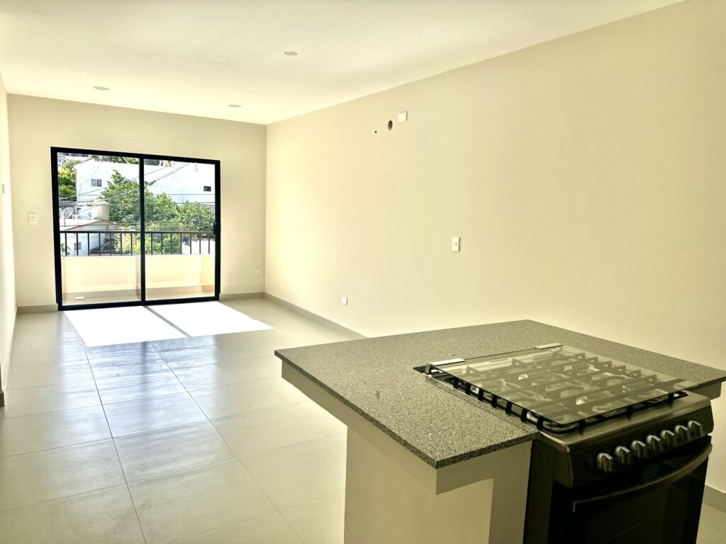 Los Cabos Magisterial Estrena departamento de 2 recámaras, 2 baños completos, y baño de visitas, con una distribución moderna en 104.16 M2 totales. Unidad #301. Acogedora cocina: la estufa está estratégicamente ubicada en una isla, para cocinar mientras convives con tus invitados en las áreas sociales. Espacios luminosos gracias a sus amplios ventanales corredizos y balcones que aportan frescura y confort. Amenidades comunes: disfruta de una espectacular terraza tipo rooftop con área de BBQ, pergolado e impresionantes vistas; perfecta para relajarte o recibir invitados al aire libre. Ubicado en Colonia Magisterial (Jesús Castro A.), una de las comunidades más prestigiosas y solicitadas de San José del Cabo. Zona residencial tranquila con parque familiar y canchas deportivas. A pocos minutos de playas hermosas, la zona hotelera de San José, campos de golf, Centro Histórico, supermercados, restaurantes y mucho más. Además, ofrece fácil acceso a la carretera de cuota hacia el Aeropuerto Internacional de Los Cabos.No dejes pasar esta oportunidad de vivir o invertir en una de las zonas más deseadas de San José del Cabo. – Paseo Malvarrosa, San Jose del Cabo, BS