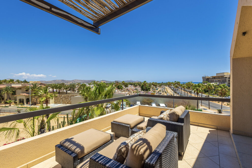 Los Cabos Club La Costa One-bedroom penthouse with a loft-style bedroom and two full bathrooms. Bright corner unit with plenty of natural light throughout.The property features two spacious patios, one ideal for sunbathing and one fully shaded for comfortable outdoor living. Enjoy open fairway-front – Phase 3, San Jose del Cabo, BS