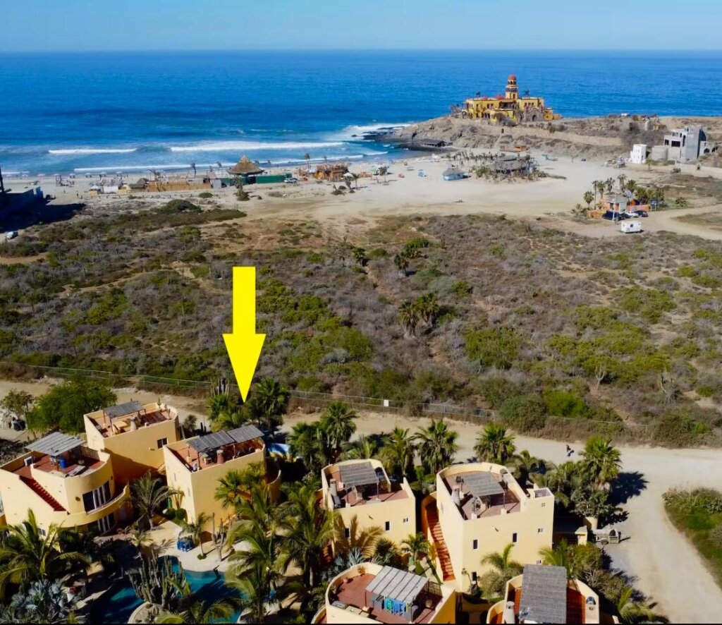Los Cabos Cerritos Top-floor 1BR condo with 3rd story rooftop deck from just 100m from iconic Cerritos Beach! This fully furnished gem features a Gorgeous ocean – Puesta del Sol, Pacific, BS