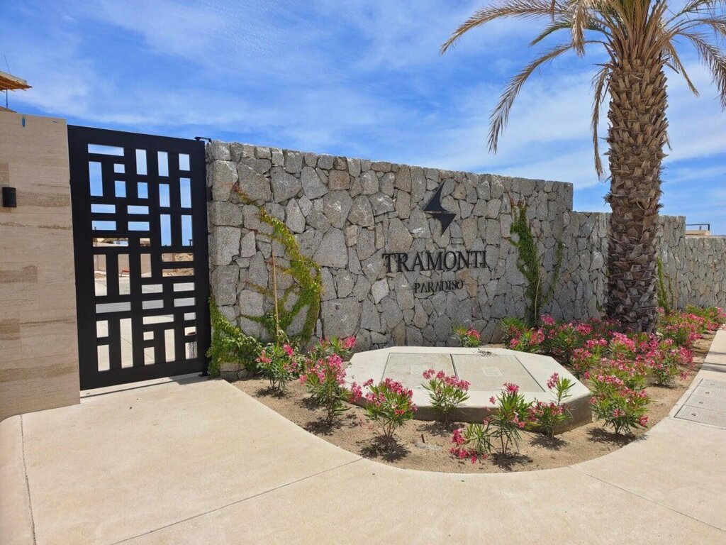 Los Cabos Tramonti Paradiso Welcome to Unit 204, a beautifully designed ONE BEDROOM residence located on the second floor, offering direct – Salomon De La Cruz Perez, Cabo Corridor, BS