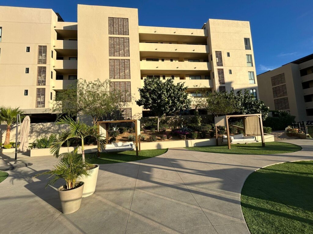 Los Cabos Cuatrovientos Incredible Penthhouse with the following Amenities -- The development offers a variety of spaces for comfort, wellness, and socializing:Aquatic areas: 2 pools (including an infinity pool), a regular-use pool, and a hot tub/jacuzzi.Facilities: elevator, tennis/pickleball court, small sport bar for events (by reservation), and a lounge-style social area with sofas, TV, and a kitchenette.Parking: 2 parking spaces.Pet friendly: small pets allowed with deposit; responsible ownership required.Coming soon: on-site gym under construction. – SN Av. Cotero, Cabo Corridor, BS