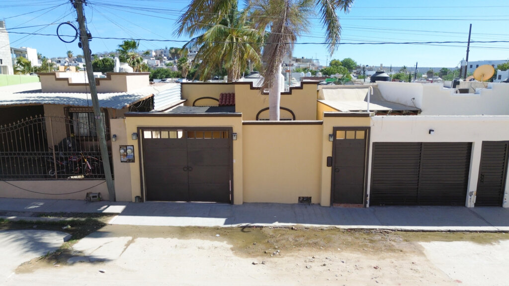 Los Cabos Santa Rosa Strategic Investment in El Zacatal: Dual-Unit Property with High ROI PotentialLocated just one block from the main Blvd. Dr. Ernesto Chánez Chávez, this property is a prime opportunity in one of San José del Cabo's high-demand rental markets. The building features two independent, spacious units designed for modern living.Unit A (2 Bedrooms): A generous layout ideal for small families or professionals. It features a full kitchen with a functional breakfast bar and a complete bathroom.Unit B (1 Bedroom): A cozy, efficient unit perfect for couples or individuals. Includes a kitchen with a built-in bar and a full bathroom. – SN Palo Blanco, Cabo San Lucas, BS