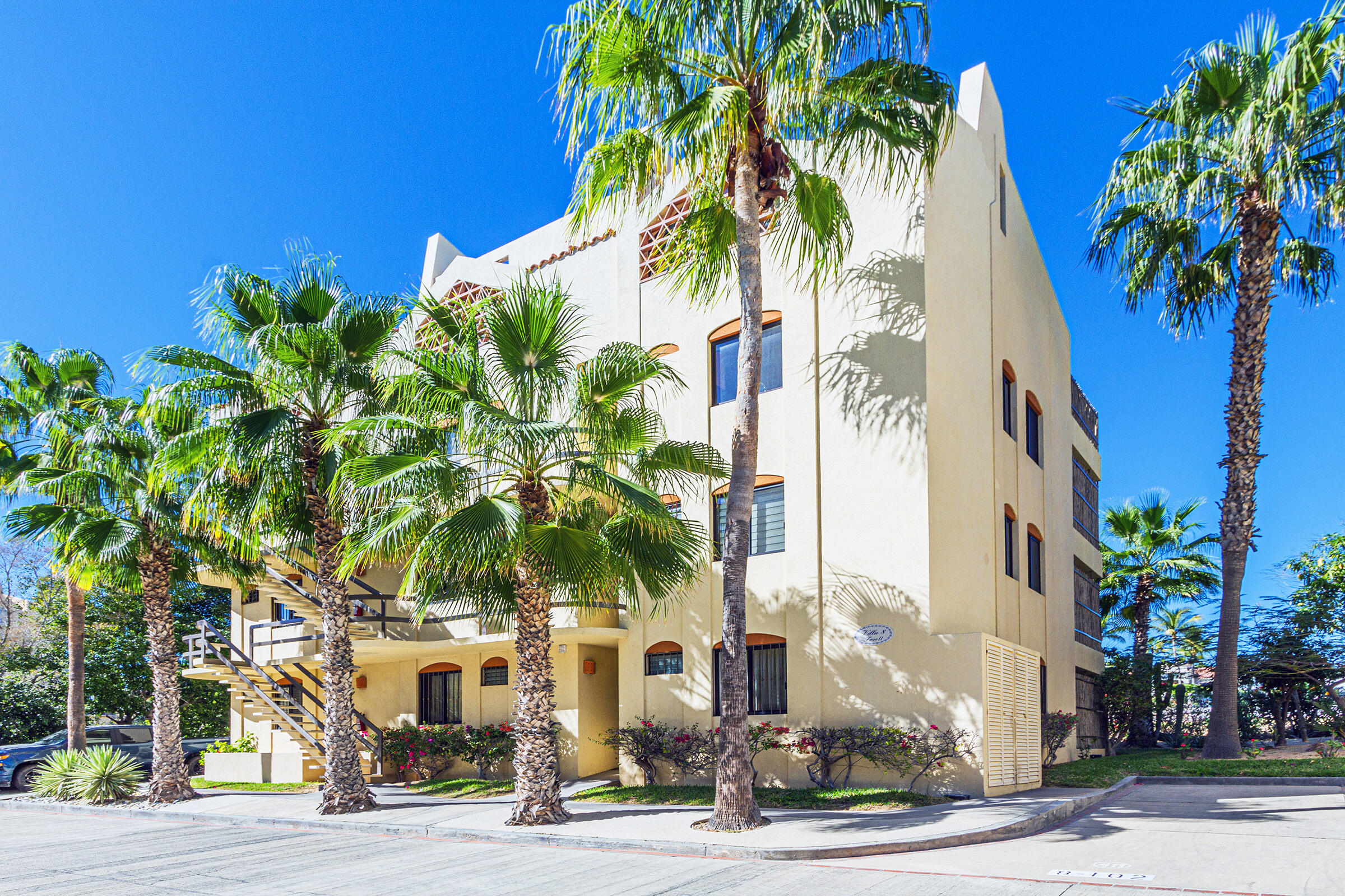 Los Cabos Club La Costa Amazing executive sized 2 bedroom penthouse condo with extra loft for sleeping or office space. Modern finishings and quality furnishings included. Newer high end appliances upgraded flooring and counter tops set this unit apart from the rest. Open floor space with high vaulted ceilings and two levels of golf course for sale