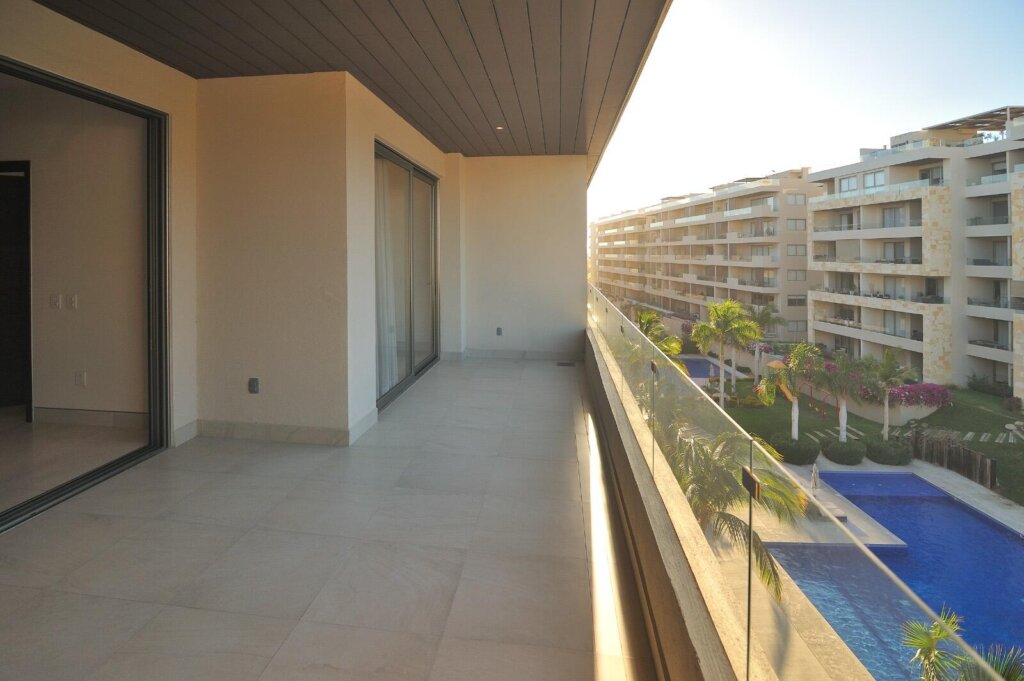 Los Cabos Vista Vela Iii This 2-bedroom condo in Vistavela 3 stands out for its layout, condition, and prime location within one of the most established communities in El Tezal.Delivered fully equipped, including A/C, kitchen, and appliances , it's move-in or rental ready with minimal additional investment.Residents enjoy resort-style amenities such as pools, gym, tennis courts, and a clubhouse, all within a gated community with controlled access. Conveniently located near Costco, Soriana, and the beach.A practical opportunity for buyers seeking comfort, convenience, and long-term value in Los Cabos. – VISTAVELAIII, Cabo Corridor, BS