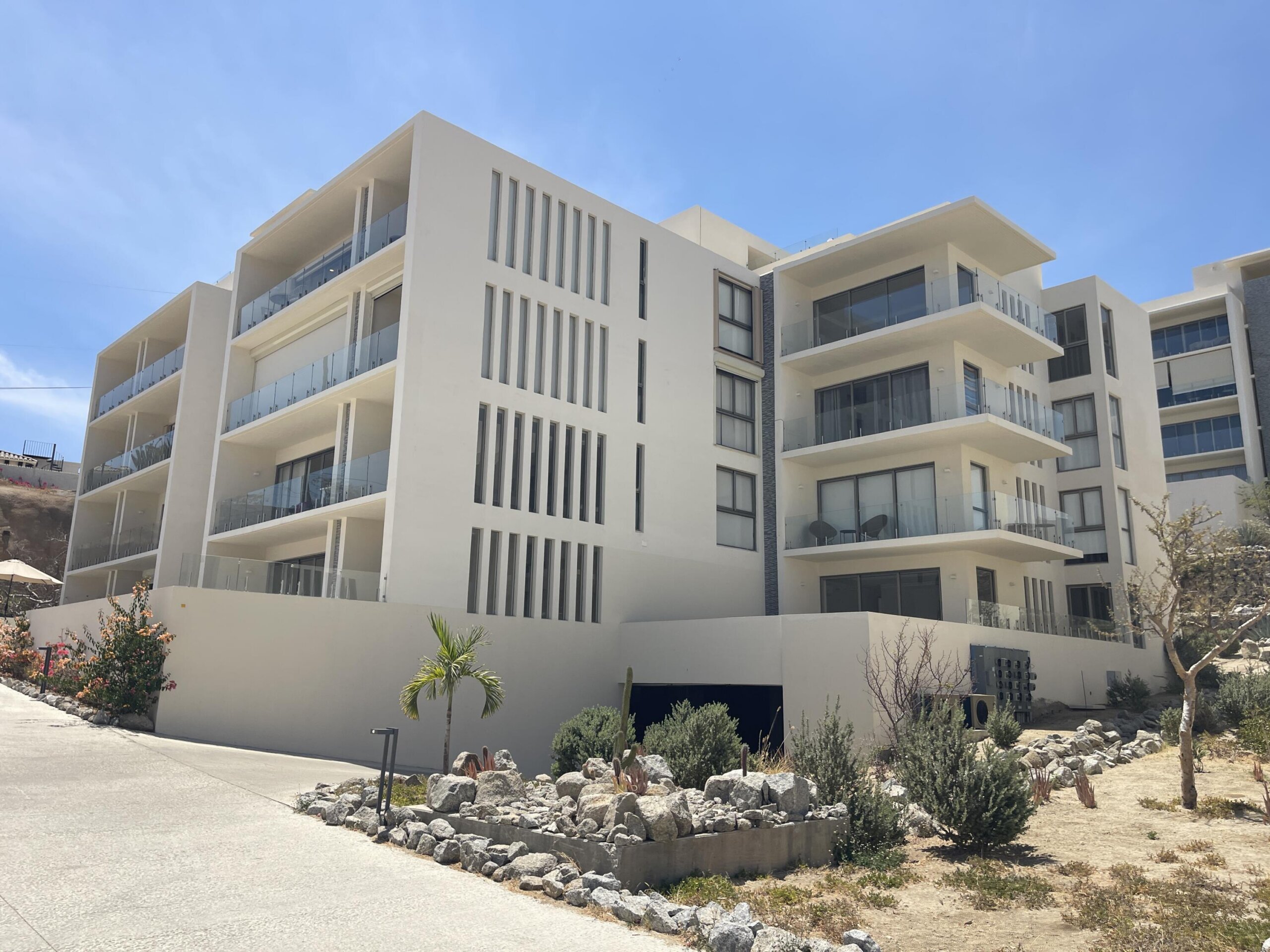 Los Cabos Oasis Oasis San Jose is a unique mixed-use development in one of the fastest-growing areas of San Jos del Cabo. Combining a modern commercial plaza with retail spaces for lease from 30 to 723 m and pre-sale 1 & 2-bedroom residences, it offers strong investment potential and long-term appreciation. Strategically located on Blvd. Forjadores, next to G20 and just 20 minutes from Los Cabos International Airport, Oasis blends connectivity, lifestyle, and convenience. Amenities include a pool, gym, pickleball court, cat, BBQ areas, social terraces, green spaces, kids areas, pet zone, and more. Delivery: Tower G: 18 months | Tower A: 20 months – Calle Via La Paloma, Cabo Corridor, BS