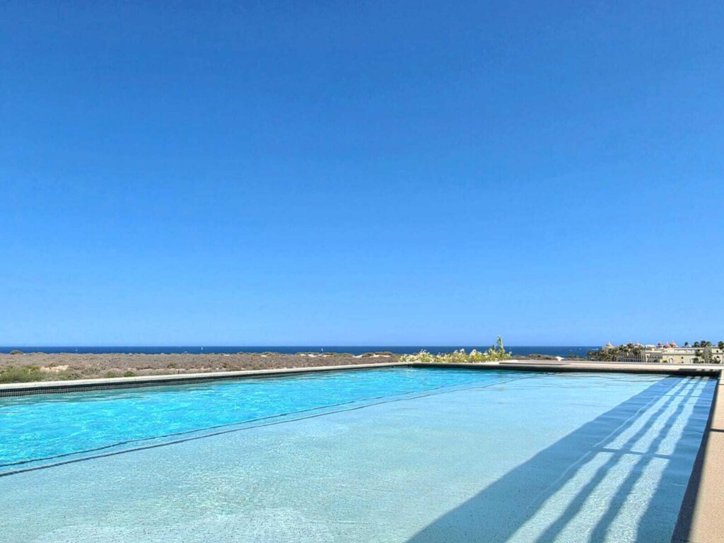 Los Cabos Amaterra Corner unit- Amaterra 304 D - is ideally located just 350 meters from Medano Beach, within the Amaterra Phase 2 building. This condo features 2 bedrooms and 2 full bathrooms, and is offered fully furnished and equipped, with one assigned parking space. It's a great option whether you're looking for a comfortable place to live or a property with rental potential.Residents enjoy access to a shared rooftop with a pool and beautiful – DUNNA RESIDENCIES, San Jose Corridor, BS